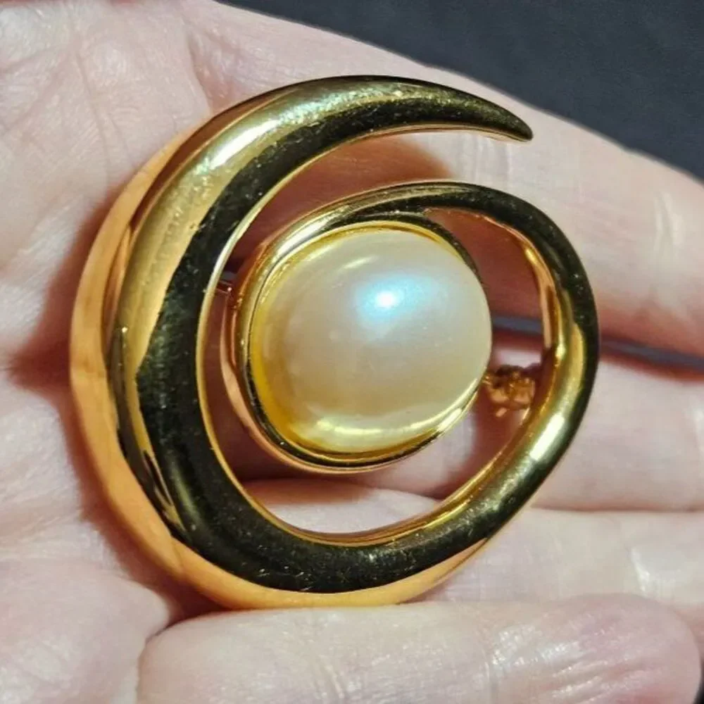 Vintage Monet gold tone swirl brooch
